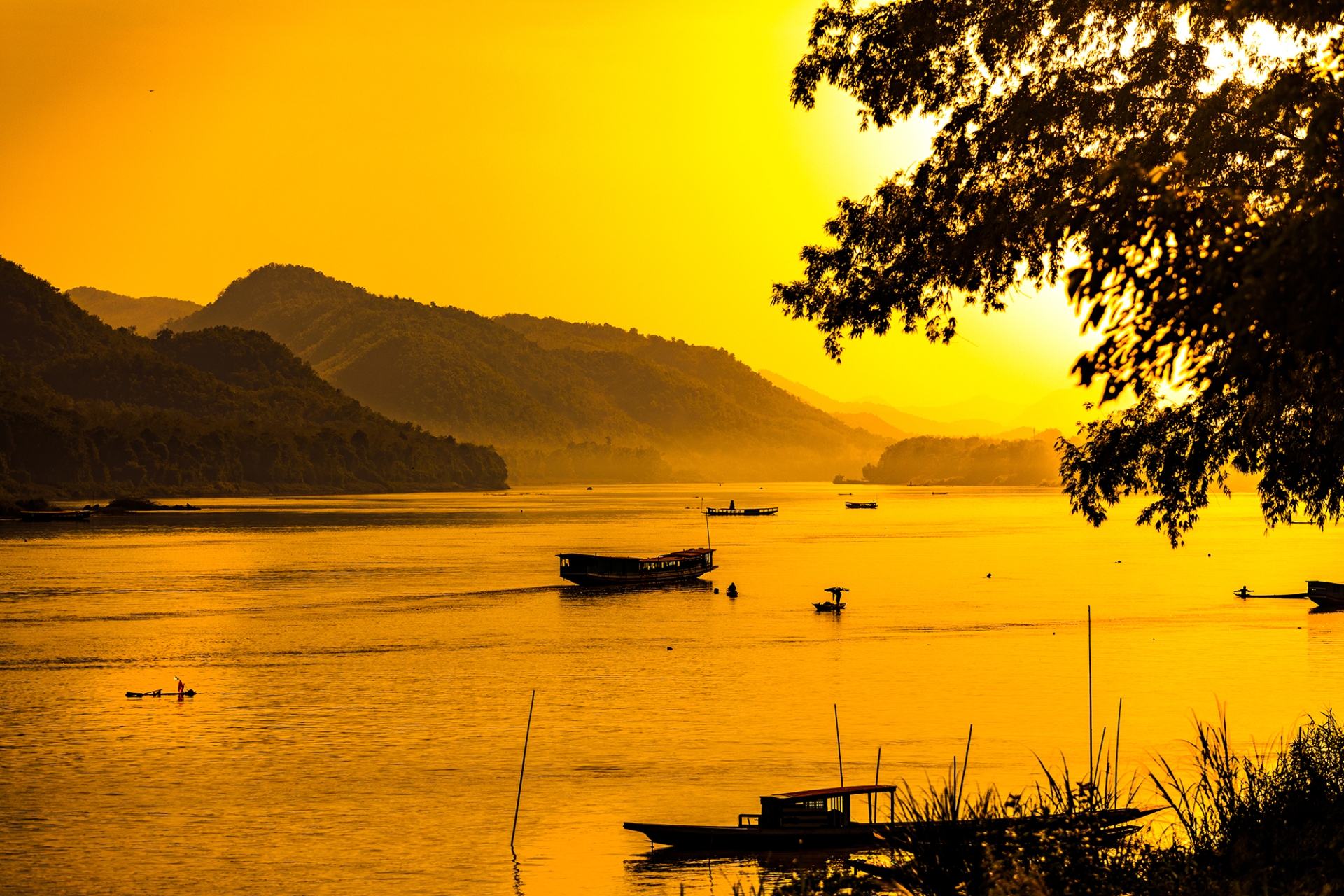 Caravan Lào: Cửa khẩu Lao Bảo - Pak Kading - Vientiane - Vang Vieng - Luang Prabang - Paksan - Cửa khẩu Cầu Treo (trải nghiệm tàu cao tốc)