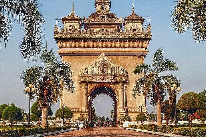 Caravan Lào: Cửa khẩu Lao Bảo - Pak Kading - Vientiane - Vang Vieng - Luang Prabang - Paksan - Cửa khẩu Cầu Treo (trải nghiệm tàu cao tốc)