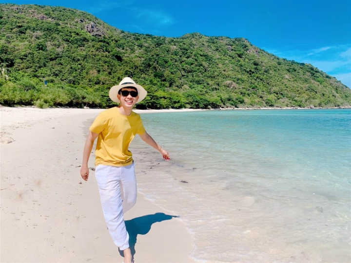 Côn Đảo 2N1Đ: Combo vé máy bay khứ hồi + 1 đêm tại Khách sạn Golden Rose 3 sao (Đã bao gồm ăn sáng, đón tiễn sân bay)